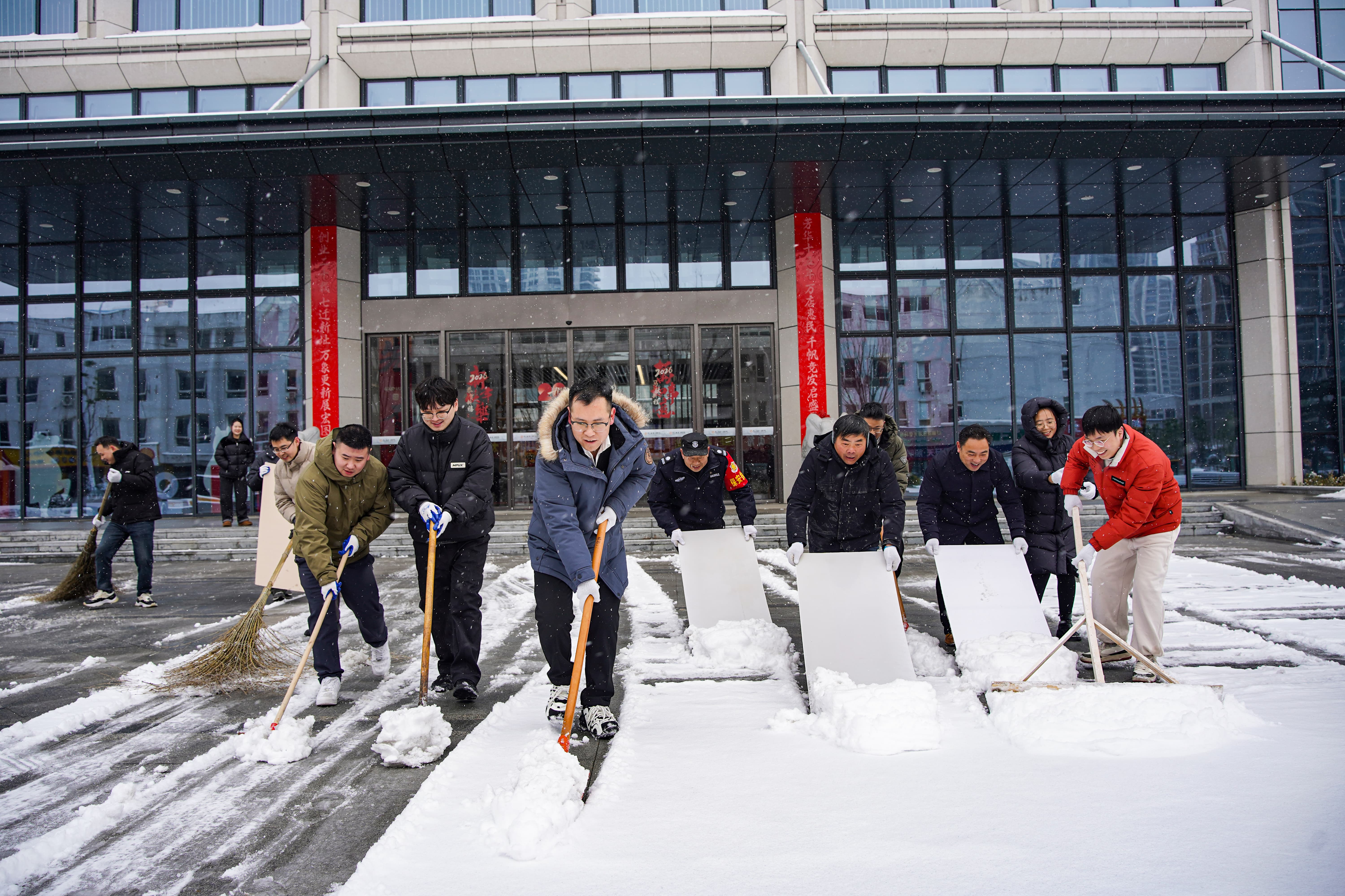 迎寒而上，行动照初心！开云官方党员先锋开展园区除雪行动